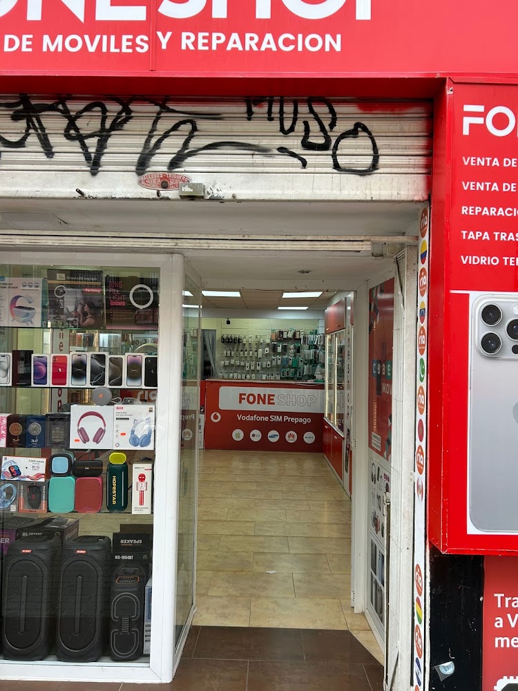 Entrada de la tienda Fone Shop con escaparate de accesorios