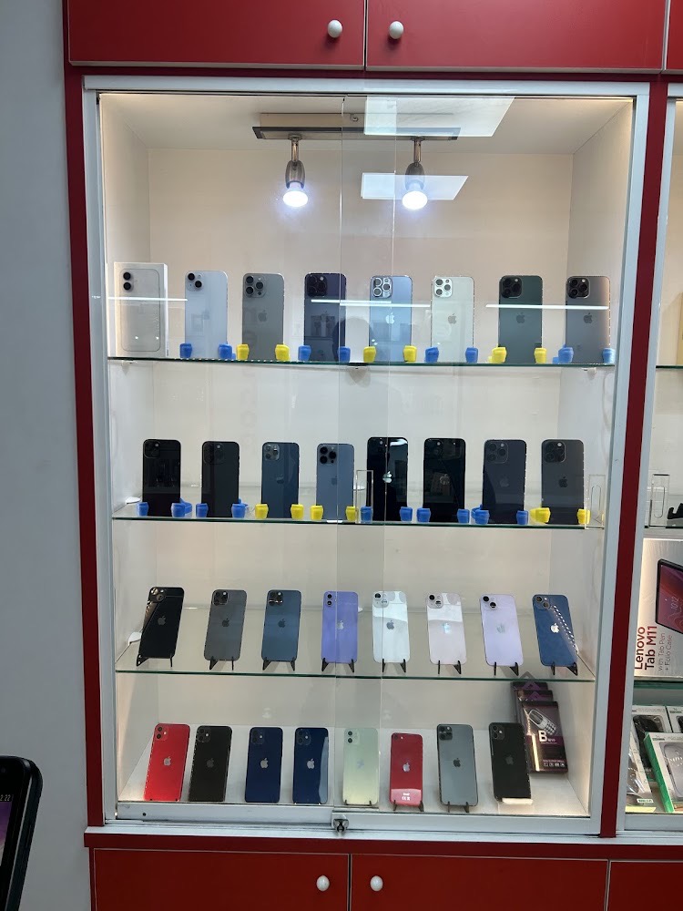 Vitrina con iPhones de segunda mano en Fone Shop